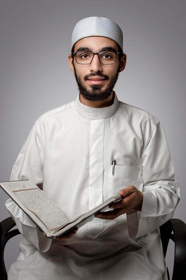 arab-muslim-young-man read quran